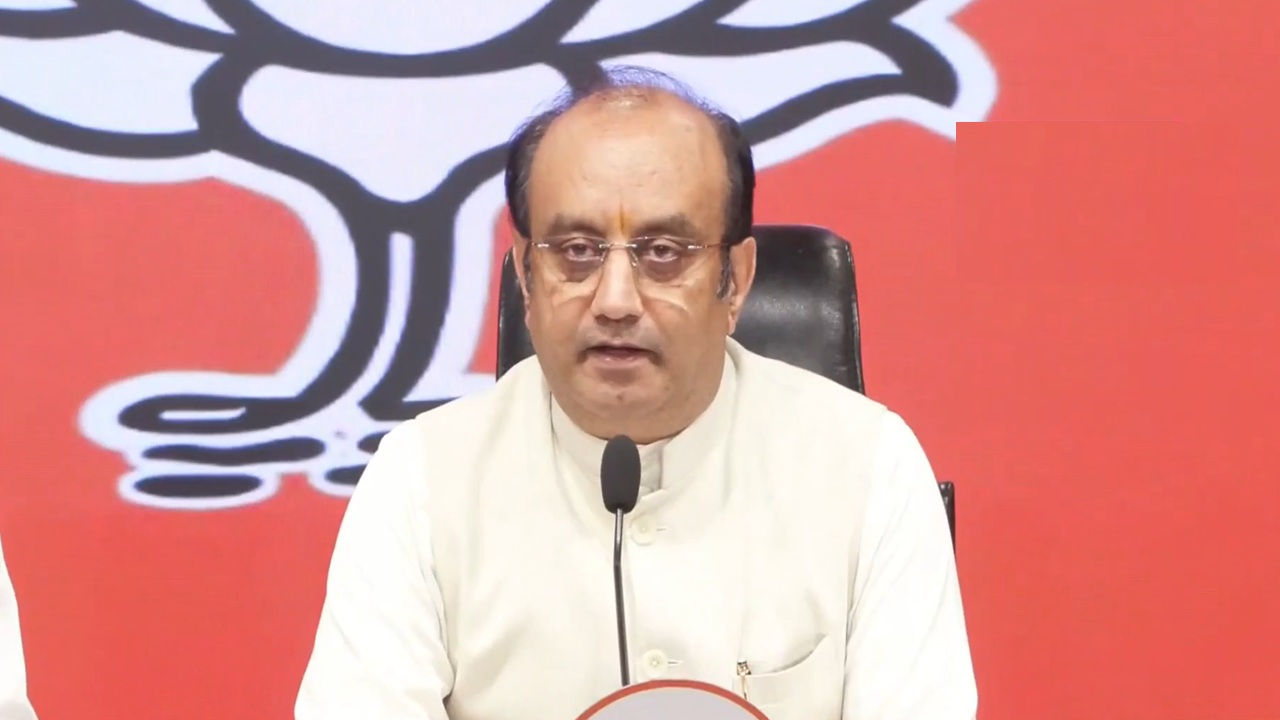 राहुल का राजनीतिक ज्ञान शून्य... EC पर उठाए सवालों से भड़की BJP, याद दिलाया बूथ कैप्चरिंग का दौर राहुल का राजनीतिक ज्ञान शून्य... EC पर उठाए सवालों से भड़की BJP, याद दिलाया बूथ कैप्चरिंग का दौर