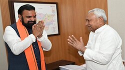 गाड़ी तक छोड़ने आए नीतीश, प्रणाम कर निकले CM सम्राट: 20 मिनट की बैठक में MLC चुनाव और जमुई कांड पर मंथन, चढ़ा सियासी पारा