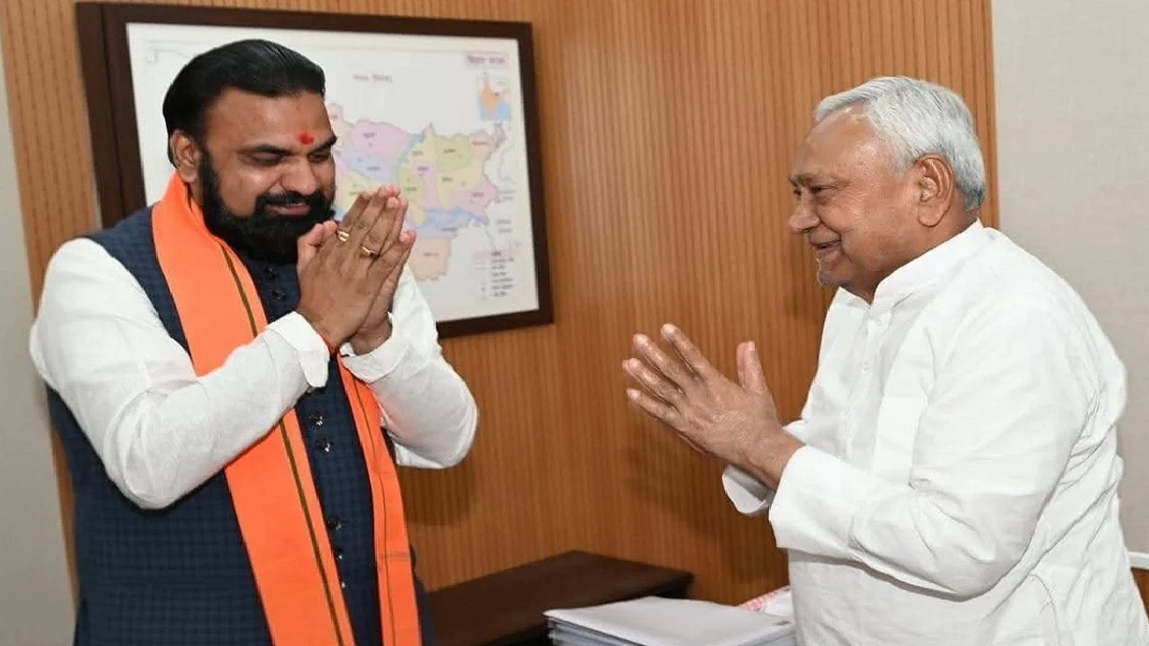 गाड़ी तक छोड़ने आए नीतीश, प्रणाम कर निकले CM सम्राट: 20 मिनट की बैठक में MLC चुनाव और जमुई कांड पर मंथन, चढ़ा सियासी पारा गाड़ी तक छोड़ने आए नीतीश, प्रणाम कर निकले CM सम्राट: 20 मिनट की बैठक में MLC चुनाव और जमुई कांड पर मंथन, चढ़ा सियासी पारा