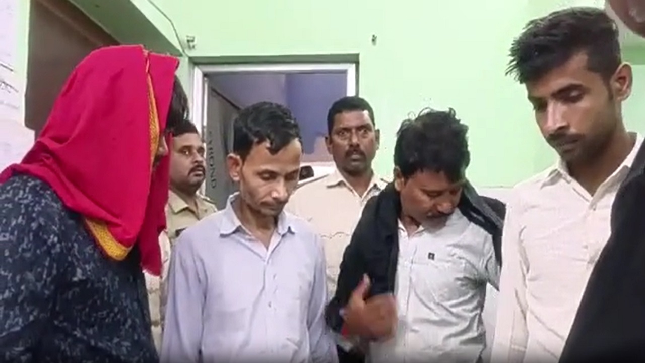 माफी मांगते दिखे आरोपी, कई लंगड़ाते आए नजर: समस्तीपुर नाबालिग छेड़खानी मामले में पुलिस का सख्त एक्शन, 6 घंटे में 4 गिरफ्तार माफी मांगते दिखे आरोपी, कई लंगड़ाते आए नजर: समस्तीपुर नाबालिग छेड़खानी मामले में पुलिस का सख्त एक्शन, 6 घंटे में 4 गिरफ्तार