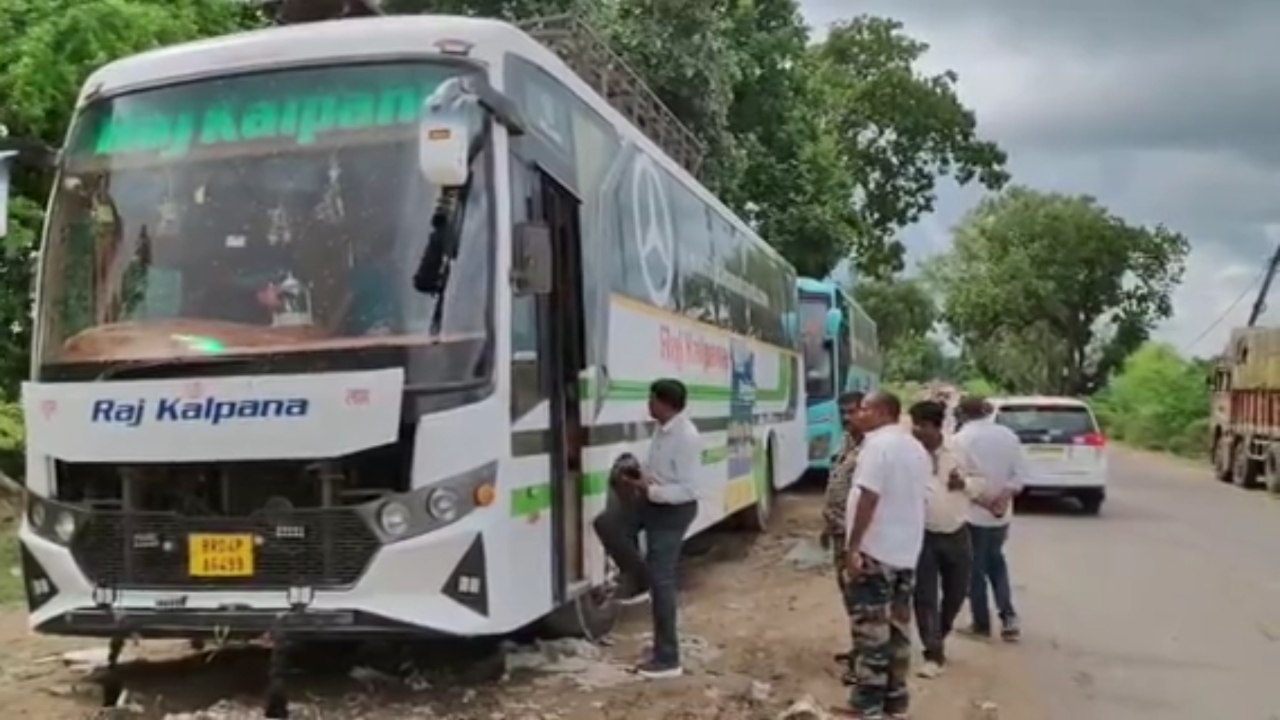 नोएडा बस हादसाः छतरपुर तक जांच की आंच, RTO ने 2 बसों के काटे चालान, एक जब्त नोएडा बस हादसाः छतरपुर तक जांच की आंच, RTO ने 2 बसों के काटे चालान, एक जब्त