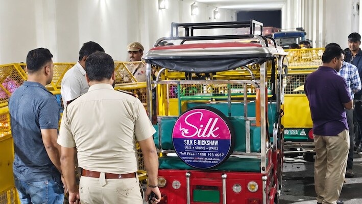 Delhi: कश्मीरी गेट में ई-रिक्शा में सवार शख्स की चाकू मारकर हत्या, लूट का विरोध करने पर चालक पर भी हमला; 2 घायल
