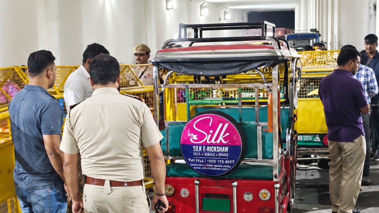 Delhi: कश्मीरी गेट में ई-रिक्शा में सवार शख्स की चाकू मारकर हत्या, लूट का विरोध करने पर चालक पर भी हमला; 2 घायल Delhi: कश्मीरी गेट में ई-रिक्शा में सवार शख्स की चाकू मारकर हत्या, लूट का विरोध करने पर चालक पर भी हमला; 2 घायल