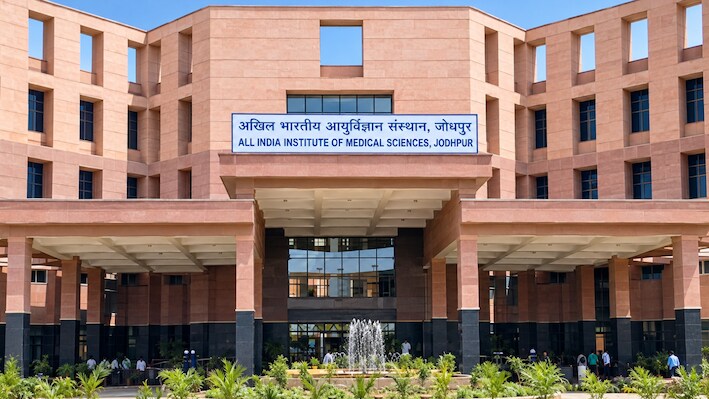 डॉक्टर की आत्महत्या के बाद Jodhpur AIIMS में तनाव, हड़ताल के बीच आज पहुंच सकते हैं अध्यक्ष तेजस पटेल  