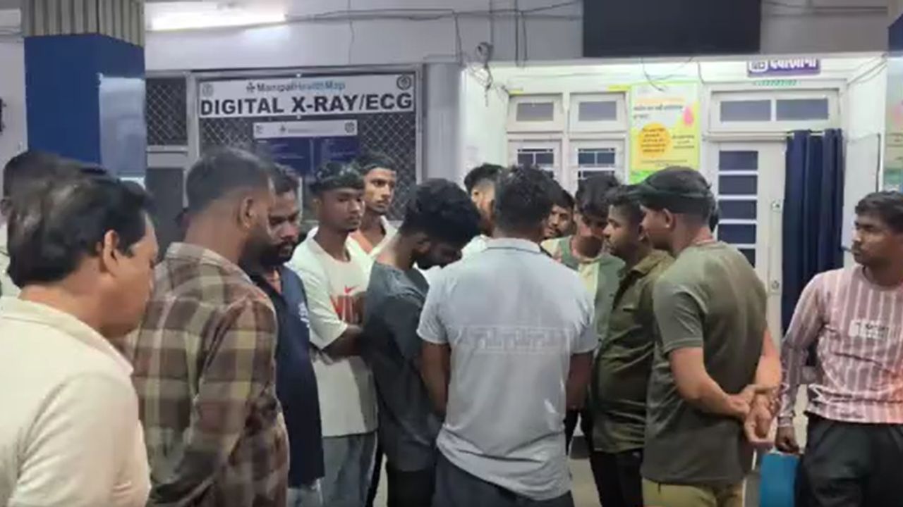गिरिडीह: SI के बेटे की पीट-पीटकर हत्या से हड़कंप, पुलिस आरोपियों की तलाश में जुटी गिरिडीह: SI के बेटे की पीट-पीटकर हत्या से हड़कंप, पुलिस आरोपियों की तलाश में जुटी