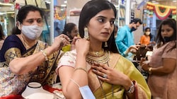 सोना ₹2500 और चांदी ₹7000 सस्ती, अभी गोल्ड में निवेश करें या फिर इंतजार करना सही; क्या है एक्सपर्ट की राय