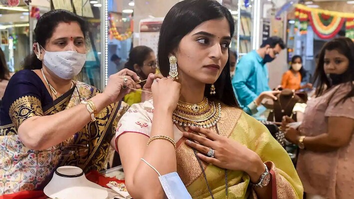 सोना ₹2500 और चांदी ₹7000 सस्ती, अभी गोल्ड में निवेश करें या फिर इंतजार करना सही; क्या है एक्सपर्ट की राय