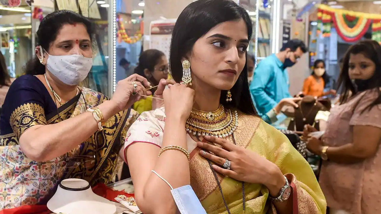 सोना ₹2500 और चांदी ₹7000 सस्ती, अभी गोल्ड में निवेश करें या फिर इंतजार करना सही; क्या है एक्सपर्ट की राय सोना ₹2500 और चांदी ₹7000 सस्ती, अभी गोल्ड में निवेश करें या फिर इंतजार करना सही; क्या है एक्सपर्ट की राय