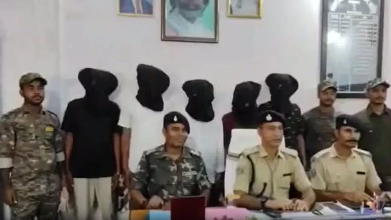 चतरा में 31.90 लाख की लूट का खुलासा: नारकोटिक्स अधिकारी बनकर दिया था वारदात का अंजाम, 5 आरोपी गिरफ्तार चतरा में 31.90 लाख की लूट का खुलासा: नारकोटिक्स अधिकारी बनकर दिया था वारदात का अंजाम, 5 आरोपी गिरफ्तार