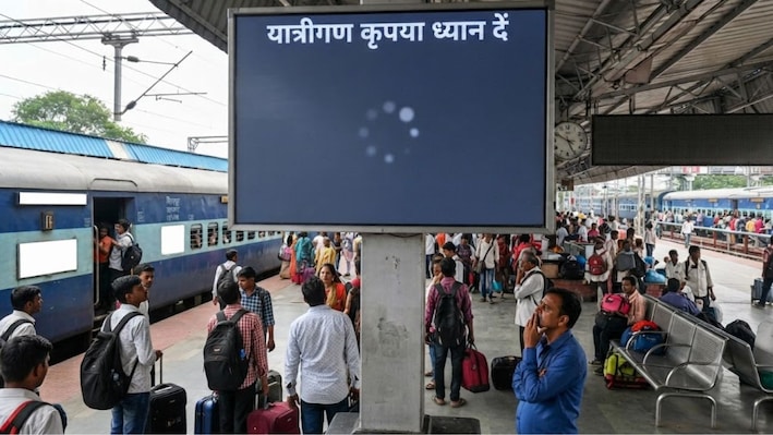 यात्रीगण कृपया ध्यान दें... बिलासपुर-टाटानगर एक्सप्रेस समेत 16 ट्रेनें रद्द, छत्तीसगढ़ एक्सप्रेस सहित 3 का बदला रूट, देखें पूरी लिस्ट
