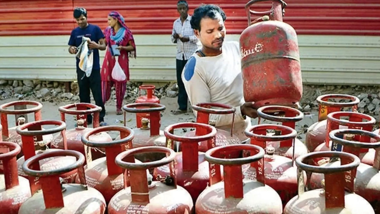 देश में अचानक कम हुए 62 लाख LPG कस्टमर! उज्जवला योजना को भी झटका; गिरावट के पीछे क्या है कारण? देश में अचानक कम हुए 62 लाख LPG कस्टमर! उज्जवला योजना को भी झटका; गिरावट के पीछे क्या है कारण?