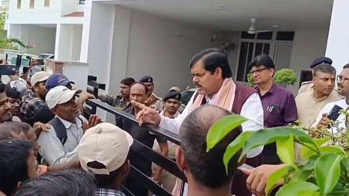 2 लाख युवाओं के भविष्य का सवालः TRE-4 में CTET अपीयरिंग अभ्यर्थियों ने शिक्षा मंत्री के आवास का घेराव किया