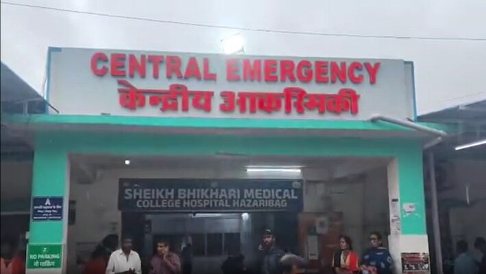 चौपारण घाटी में भीषण सड़क हादसा: रजरप्पा दर्शन को निकले युवक की मौत, 4 घायल
