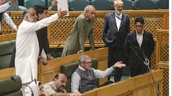 J&K विधानसभा में भारी हंगामा: उमर अब्दुल्ला ने पेश किया पूर्ण राज्य का प्रस्ताव, स्वायत्तता के जिक्र पर BJP ने फाड़े दस्तावेज