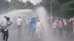चुनाव आयोग के खिलाफ पटना की सड़कों पर उतरी कांग्रेस: कांग्रेसियों ने तोड़ी बैरिकेडिंग, पुलिस ने चलाया वाटर कैनन