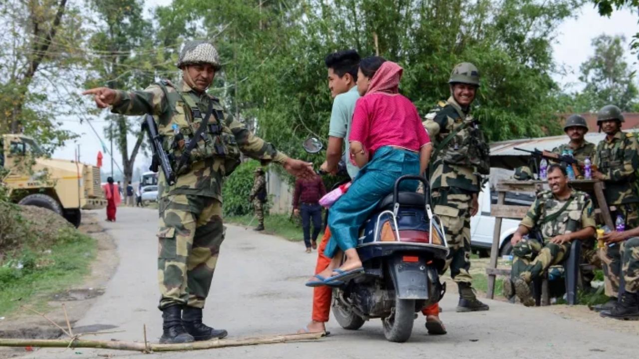 मणिपुर में तनाव के बीच बड़ा फैसला: गृह मंत्रालय ने 13 इलाकों को छोड़ पूरे राज्य को किया 'डिस्टर्ब एरिया' घोषित मणिपुर में तनाव के बीच बड़ा फैसला: गृह मंत्रालय ने 13 इलाकों को छोड़ पूरे राज्य को किया 'डिस्टर्ब एरिया' घोषित