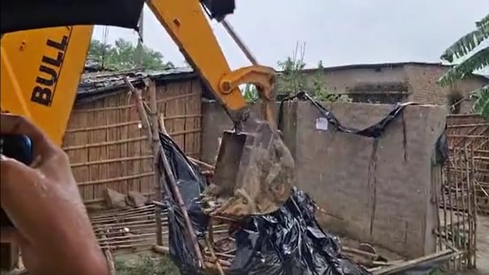 पुलिस के एक्शन से थर्राए अपराधी: समस्तीपुर में लड़की से छेड़खानी के आरोपियों के घर पर चला बुलडोजर, PDS लाइसेंस भी रद्द