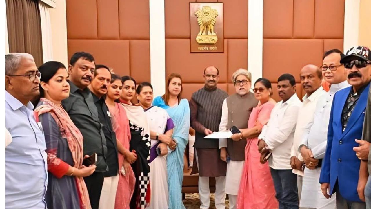 4 साल में 111 MP-MLA का दल-बदल: इन राज्यों में बड़ा उलटफेर, जानिए एंटी डिफेक्शन लॉ की खामियां और समाधान 4 साल में 111 MP-MLA का दल-बदल: इन राज्यों में बड़ा उलटफेर, जानिए एंटी डिफेक्शन लॉ की खामियां और समाधान