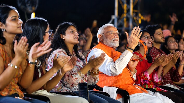 हाथों में खंजरी लेकर 'पार्बती' गाना गुनगुनाते रहे PM मोदी, Gen-Z के साथ भजन क्लबिंग में दिखा अनूठा अंदाज