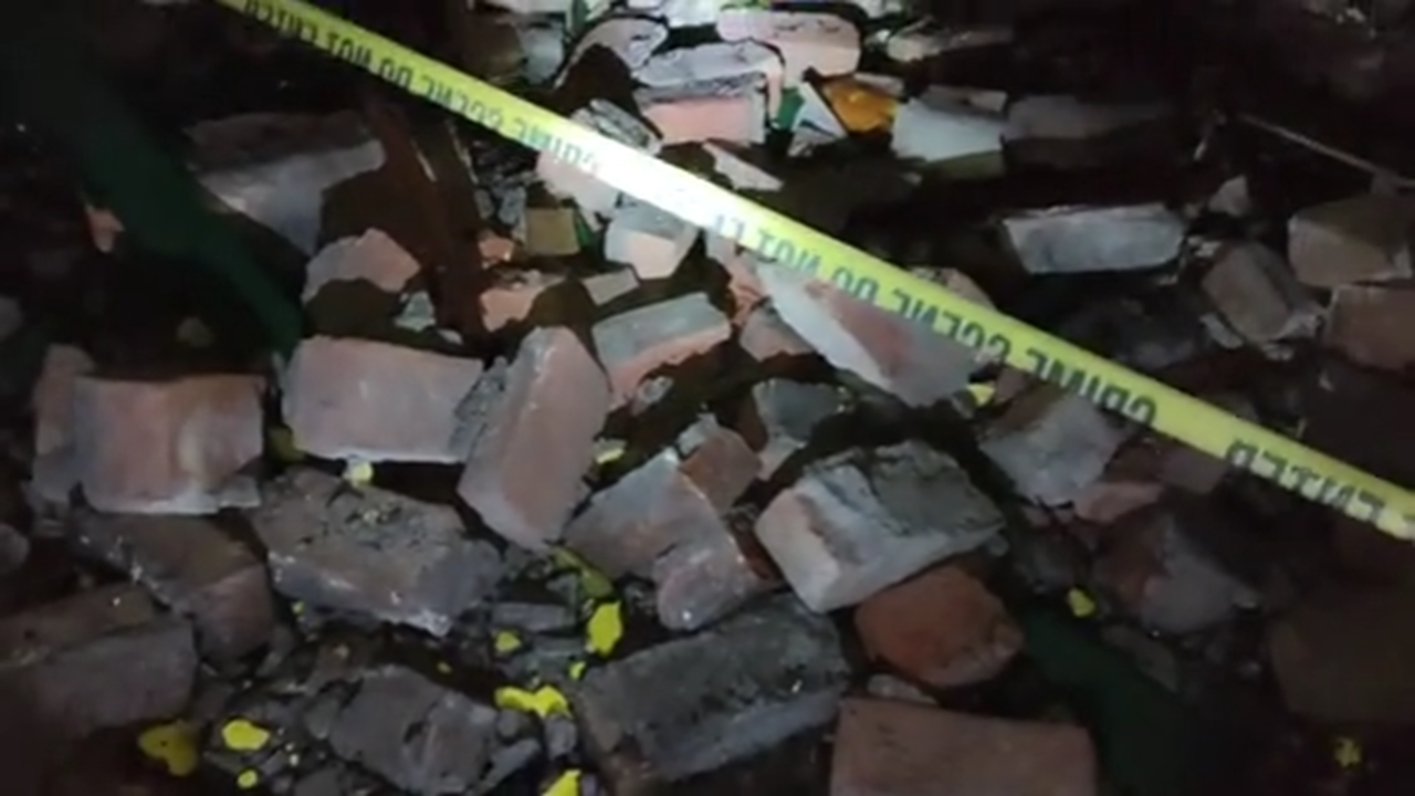 धमाके से दहला अररियाः मुस्लिम टोला में एक मकान के उड़े परखच्चे, बच्चे के अवशेष मिलने से मचा हड़कंप धमाके से दहला अररियाः मुस्लिम टोला में एक मकान के उड़े परखच्चे, बच्चे के अवशेष मिलने से मचा हड़कंप