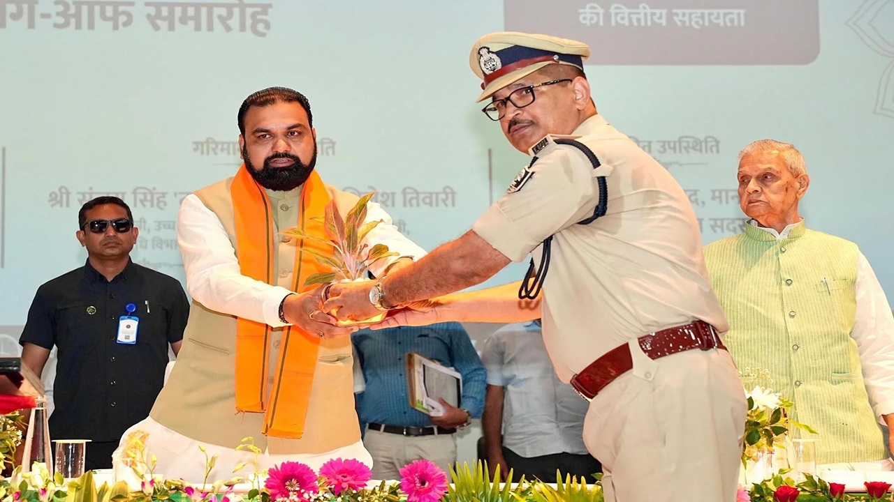 कानून व्यवस्था संभाल नहीं पाए! DGP पद से रिटायरमेंट के बाद मुख्य सूचना आयुक्त पद की जिम्मेदारी संभालेंगे IPS विनय कुमार कानून व्यवस्था संभाल नहीं पाए! DGP पद से रिटायरमेंट के बाद मुख्य सूचना आयुक्त पद की जिम्मेदारी संभालेंगे IPS विनय कुमार
