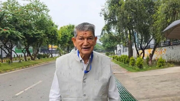 ED दफ्तर पहुंचे पूर्व सीएम हरीश रावत: पूर्व OSD चंदन जीना के ठिकानों पर रेड के बाद पूछताछ जारी
