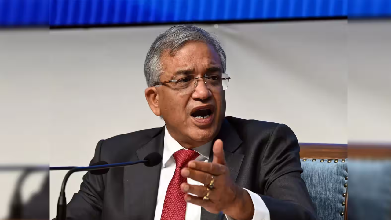 Form 6 में बदलाव को लेकर घिरे CEC ज्ञानेश कुमार, पूर्व चुनाव अधिकारी ने लगाया बड़ा आरोप Form 6 में बदलाव को लेकर घिरे CEC ज्ञानेश कुमार, पूर्व चुनाव अधिकारी ने लगाया बड़ा आरोप