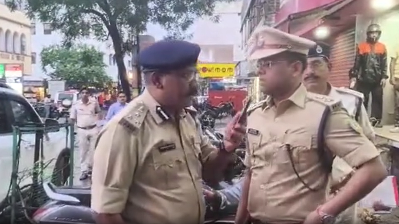 जमशेदपुर केनरा बैंक डकैती: 42 लाख नगद और 23 किलो सोना लूट मामला, SIT का गठन, अपराधियों पर इनाम घोषित जमशेदपुर केनरा बैंक डकैती: 42 लाख नगद और 23 किलो सोना लूट मामला, SIT का गठन, अपराधियों पर इनाम घोषित