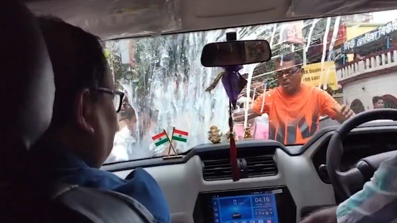 हुगली में TMC विधायक कुणाल घोष की कार पर हमला! पत्थर-अंडे बरसे, गाड़ी का पिछला शीशा टूटा हुगली में TMC विधायक कुणाल घोष की कार पर हमला! पत्थर-अंडे बरसे, गाड़ी का पिछला शीशा टूटा