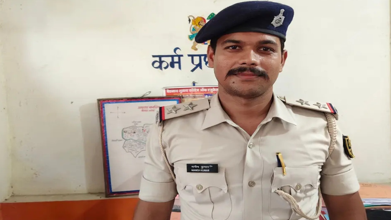 तबादले पर सवालः वैशाली में जिस दारोगा के नाम से कांपते हैं अपराधी, SSP से भी मिला सम्मान, क्या अब उसे इमानदारी की मिली सजा? तबादले पर सवालः वैशाली में जिस दारोगा के नाम से कांपते हैं अपराधी, SSP से भी मिला सम्मान, क्या अब उसे इमानदारी की मिली सजा?