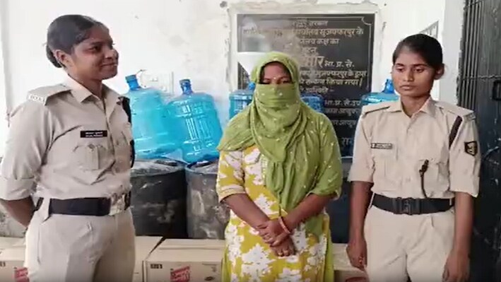 बैग में सजा रखी थी विदेशी शराब: वैशाली से मुजफ्फरपुर सप्लाई करने आ रही महिला तस्कर गिरफ्तार, बस रोककर उत्पाद विभाग का एक्शन