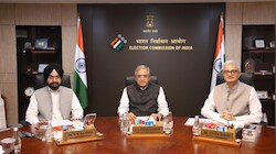 अब घर बैठे ठीक होगा वोटर आईडी! चुनाव आयोग का बड़ा फैसला-सीधे आपके दरवाजे पहुंचेगा BLO
