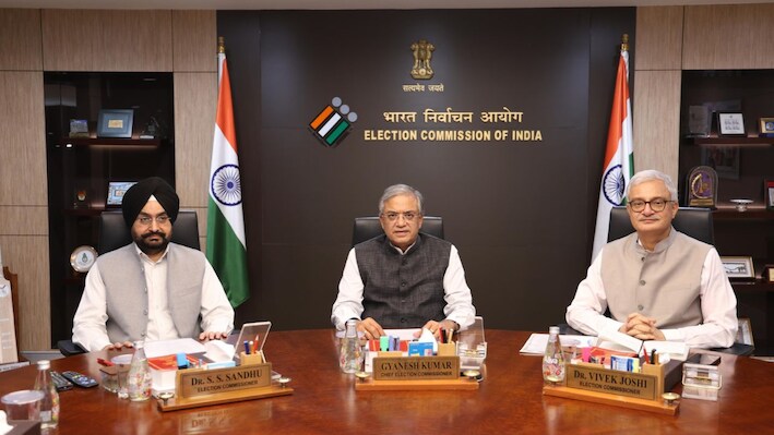 अब घर बैठे ठीक होगा वोटर आईडी! चुनाव आयोग का बड़ा फैसला-सीधे आपके दरवाजे पहुंचेगा BLO