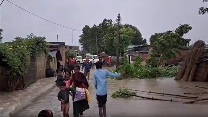 गंडक की धार में फंसा पश्चिम चंपारण: वाल्मीकिनगर बैराज से छोड़ा गया 3.14 लाख क्यूसेक पानी, कई गांव जलमग्न