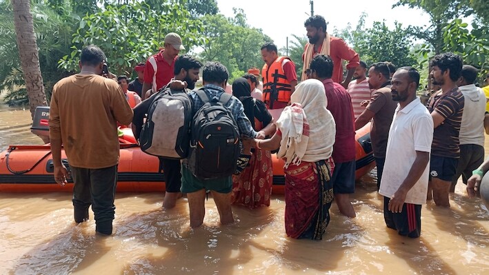 चक्रवाती तूफान ‘अर्नब’ का कहर: बस्तर बना टापू, बेलगांव में फंसे ग्रामीणों ने ऐसे मांगी मदद