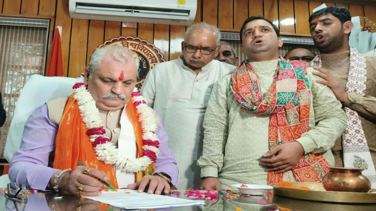 राजस्थान यूनिवर्सिटी को मिला नया कुलगुरु: प्रो. बीपी सारस्वत ने संभाला कार्यभार, जानें क्या होगा बदलाव राजस्थान यूनिवर्सिटी को मिला नया कुलगुरु: प्रो. बीपी सारस्वत ने संभाला कार्यभार, जानें क्या होगा बदलाव