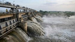 बगहा में बाढ़ का कहर: गंडक बराज से 4 लाख क्यूसेक पानी डिस्चार्ज होने से बिगड़े हालात, फिर राहत शिविरों में पहुंचे लोग