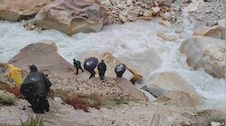 गंगोत्री-गौमुख ट्रैक पर बड़ा हादसा: 130 मीटर गहरी खाई में गिरा पर्यटक, SDRF को मिला सामान, अब तक नहीं मिला सुराग