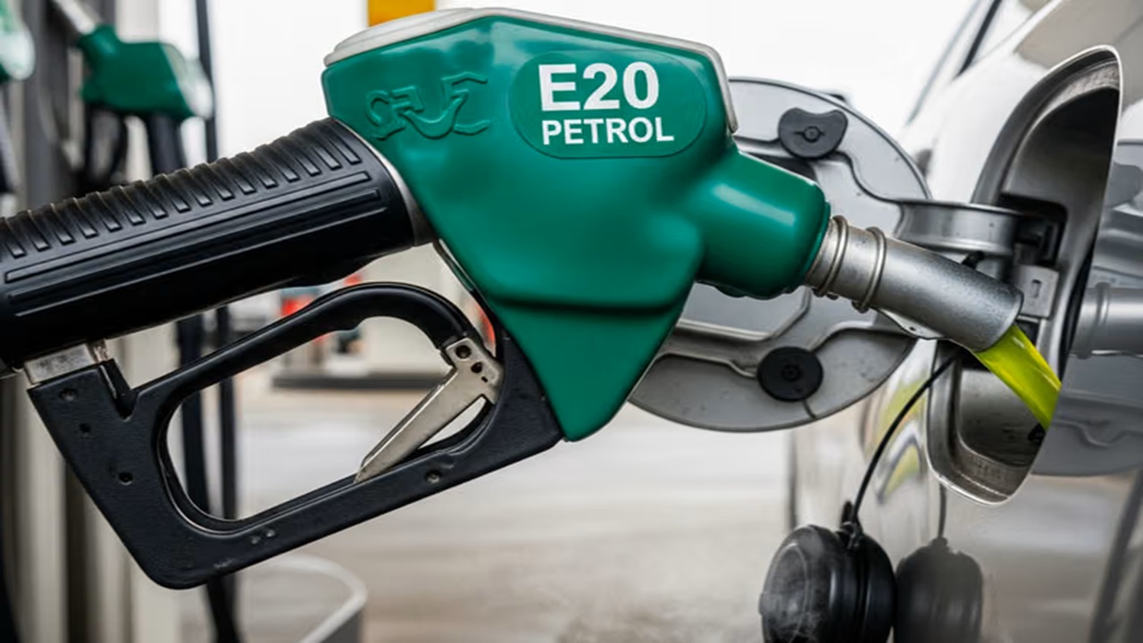 E20 पर पंगा, E25-E30 पर ब्रेक...700 करोड़ लीटर इथेनॉल बना सरकार के लिए संकट,खपाने के लिए खोज रहे खरीदार E20 पर पंगा, E25-E30 पर ब्रेक...700 करोड़ लीटर इथेनॉल बना सरकार के लिए संकट,खपाने के लिए खोज रहे खरीदार