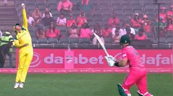 SA vs AUS: मैच की पहली गेंद और हवा में उड़ा ये कंगारू... एक हाथ से पकड़ा अद्भुत कैच, VIDEO वायरल