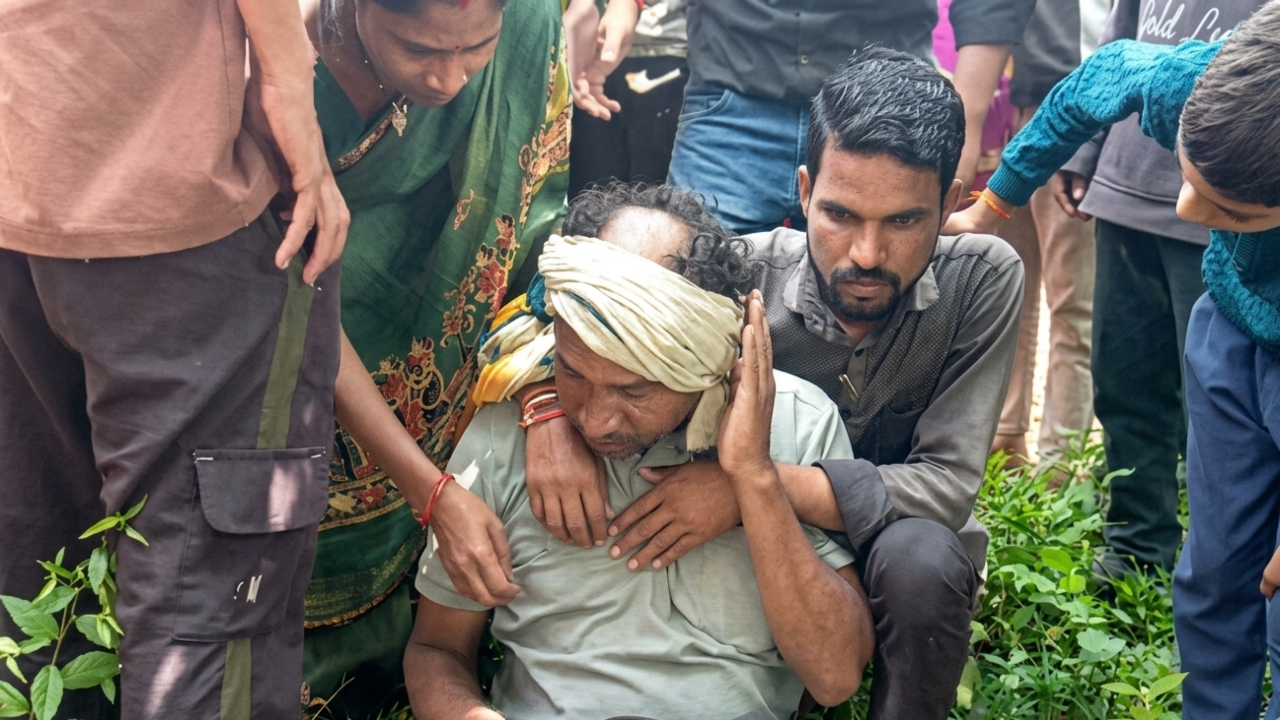 बालाघाट विवादः रट्टा गांव में क्यों मचा बवाल? सरपंच से मारपीट के बाद दो पक्ष भिड़े, 10-12 घायल बालाघाट विवादः रट्टा गांव में क्यों मचा बवाल? सरपंच से मारपीट के बाद दो पक्ष भिड़े, 10-12 घायल