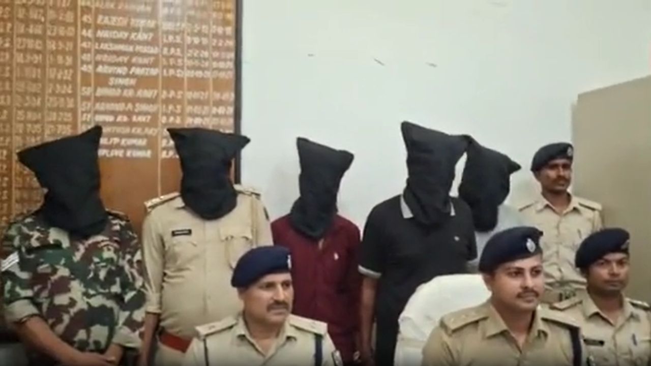सासाराम में नकली पुलिस का बड़ा खेल: वर्दी पहनकर हाईवे पर करते थे अवैध वसूली, 5 गिरफ्तार सासाराम में नकली पुलिस का बड़ा खेल: वर्दी पहनकर हाईवे पर करते थे अवैध वसूली, 5 गिरफ्तार