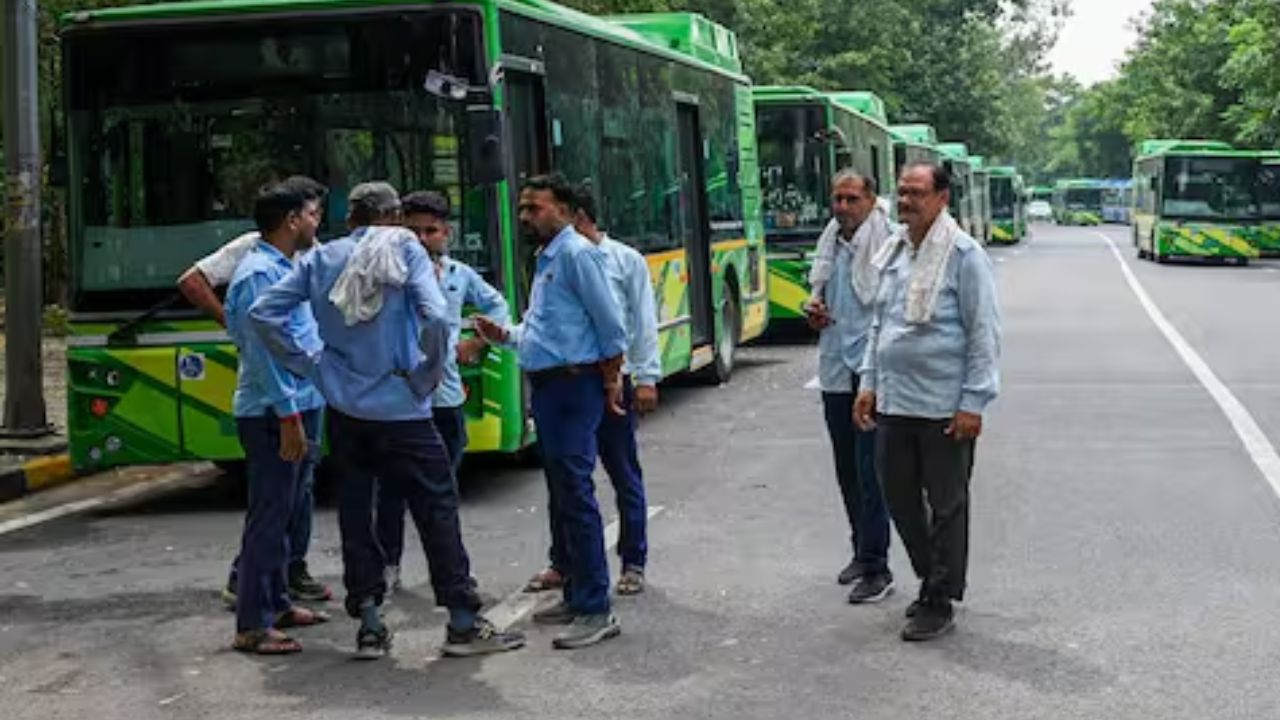 Delhi DTC Strike: 28 सितंबर का 'स्टॉप-वर्क' आंदोलन वापस, ESMA लागू होने के बाद यूनियन का फैसला; जानें क्या है कानून Delhi DTC Strike: 28 सितंबर का 'स्टॉप-वर्क' आंदोलन वापस, ESMA लागू होने के बाद यूनियन का फैसला; जानें क्या है कानून