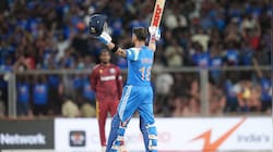 भारत ने वेस्टइंडीज को 8 विकेट से रौंदा: कोहली ने ठोका 86वां शतक, 15000 ODI रन भी पूरे, शुभमन-कुलदीप भी चमके