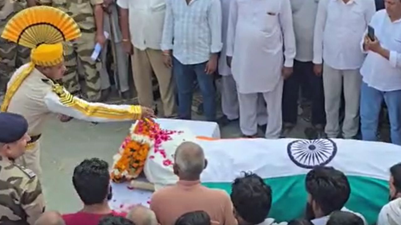 संसद भवन में तैनात CISF जवान और पत्नी का झज्जर में सैन्य सम्मान के साथ अंतिम संस्कार, हादसे में हुई थी मौत संसद भवन में तैनात CISF जवान और पत्नी का झज्जर में सैन्य सम्मान के साथ अंतिम संस्कार, हादसे में हुई थी मौत