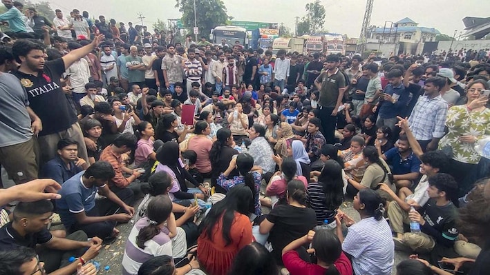 LPU में रातभर हंगामा: बवाल के बाद पुलिस ने यूनिवर्सिटी परिसर में निकाला फ्लैग मार्च, खोली गई आसपास की सड़कें 
