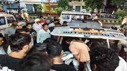 शादी की खुशियां मातम में तब्दील: कार और ई-रिक्शा की जोरदार भिड़ंत, मासूम समेत परिवार के 3 लोगों की मौत, 10 घायल