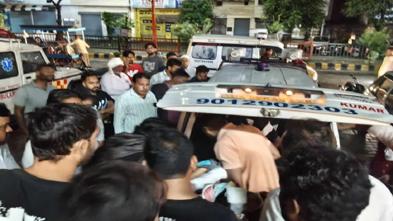 शादी की खुशियां मातम में तब्दील: कार और ई-रिक्शा की जोरदार भिड़ंत, मासूम समेत परिवार के 3 लोगों की मौत, 10 घायल शादी की खुशियां मातम में तब्दील: कार और ई-रिक्शा की जोरदार भिड़ंत, मासूम समेत परिवार के 3 लोगों की मौत, 10 घायल