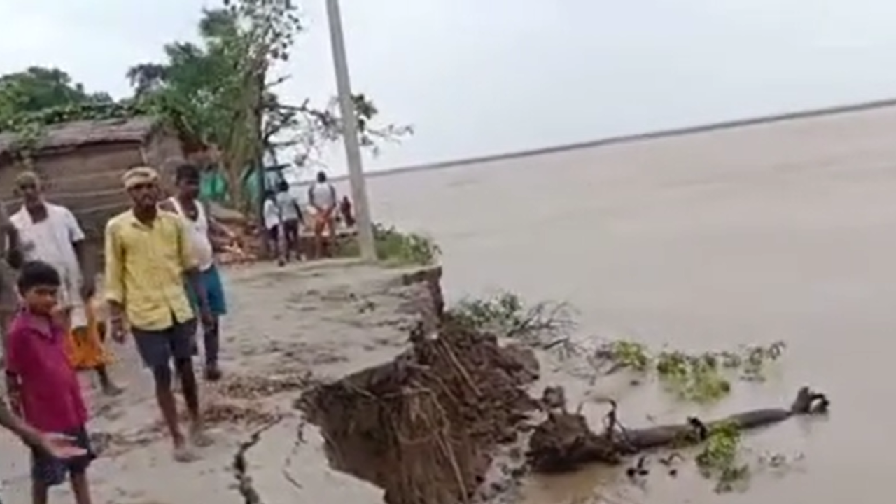 बिहार में नदियां उफान पर: कोसी-गंगा और मनियारी का कहर, पानी में डूबे घर और सड़कें, अस्तित्व की जंग लड़ रहा चिरैया दियारा बिहार में नदियां उफान पर: कोसी-गंगा और मनियारी का कहर, पानी में डूबे घर और सड़कें, अस्तित्व की जंग लड़ रहा चिरैया दियारा