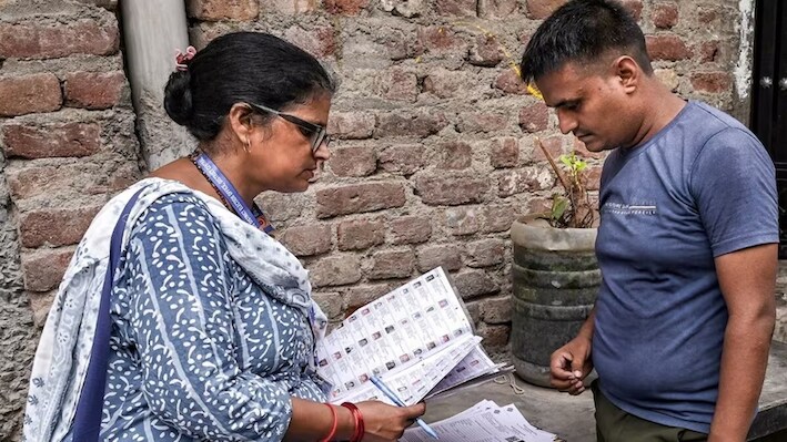 झारखंड SIR: 63 लाख वोटरों को बड़ी राहत, अब BLO घर-घर जाकर लेंगे दस्तावेज, आपत्ति की ऑनलाइन होगी सुनवाई